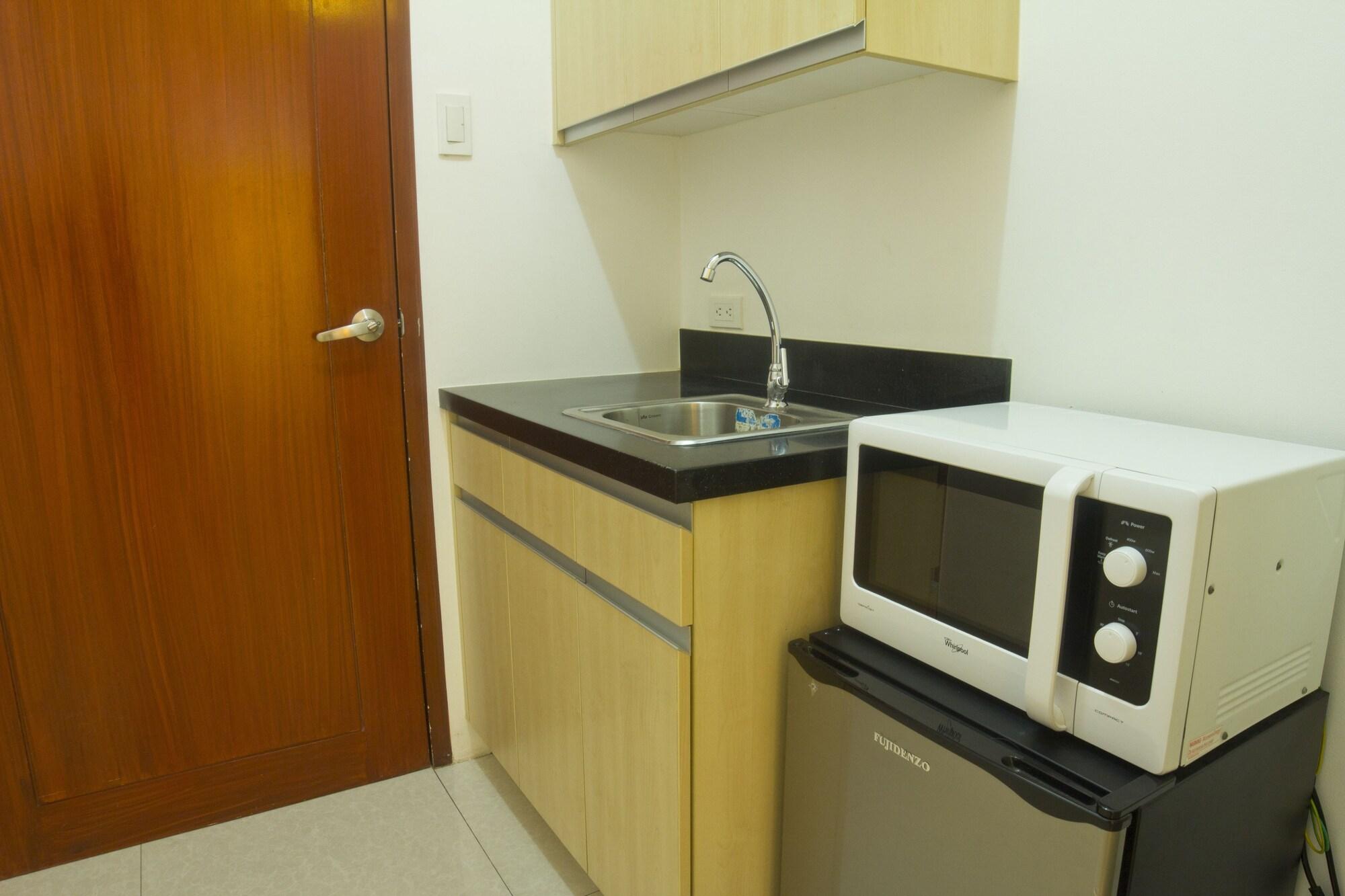 Oyo 893 Dian Suites Makati Manila Exterior photo