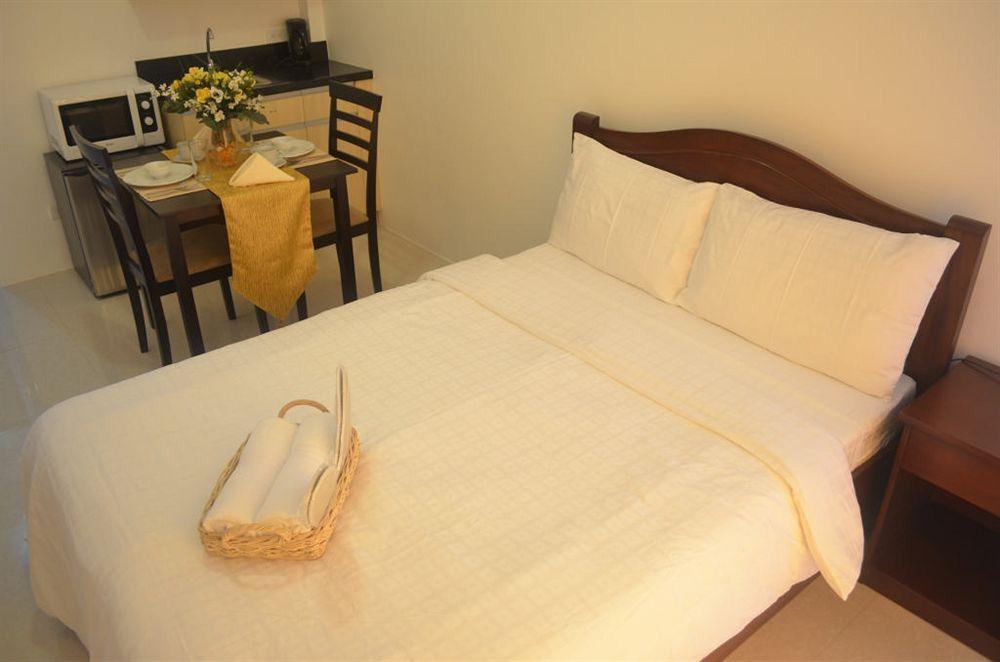 Oyo 893 Dian Suites Makati Manila Exterior photo