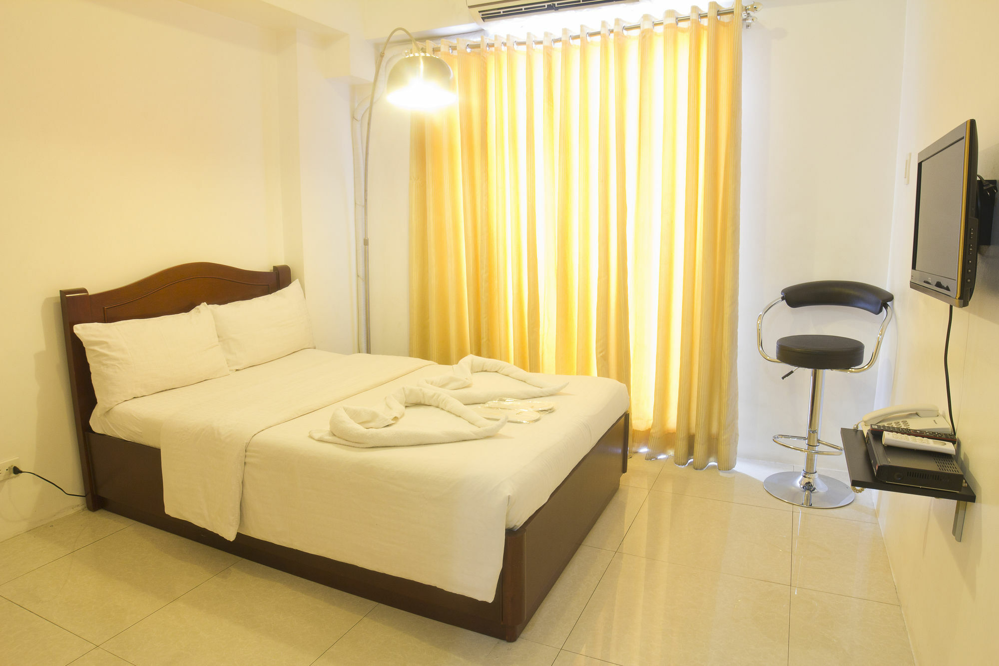 Oyo 893 Dian Suites Makati Manila Exterior photo