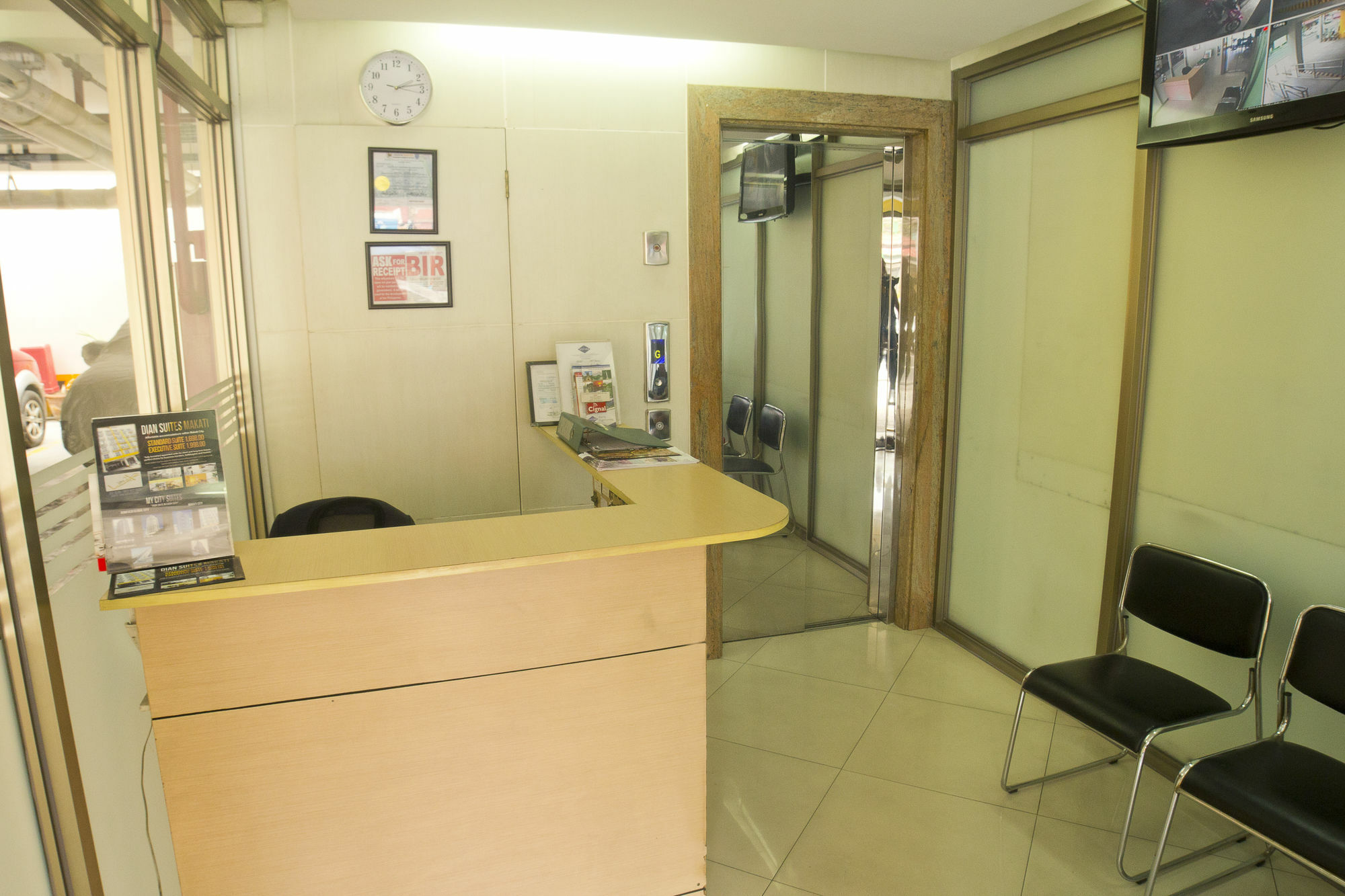 Oyo 893 Dian Suites Makati Manila Exterior photo