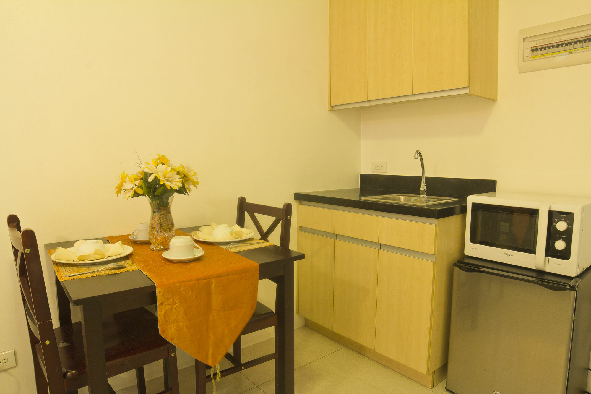 Oyo 893 Dian Suites Makati Manila Exterior photo